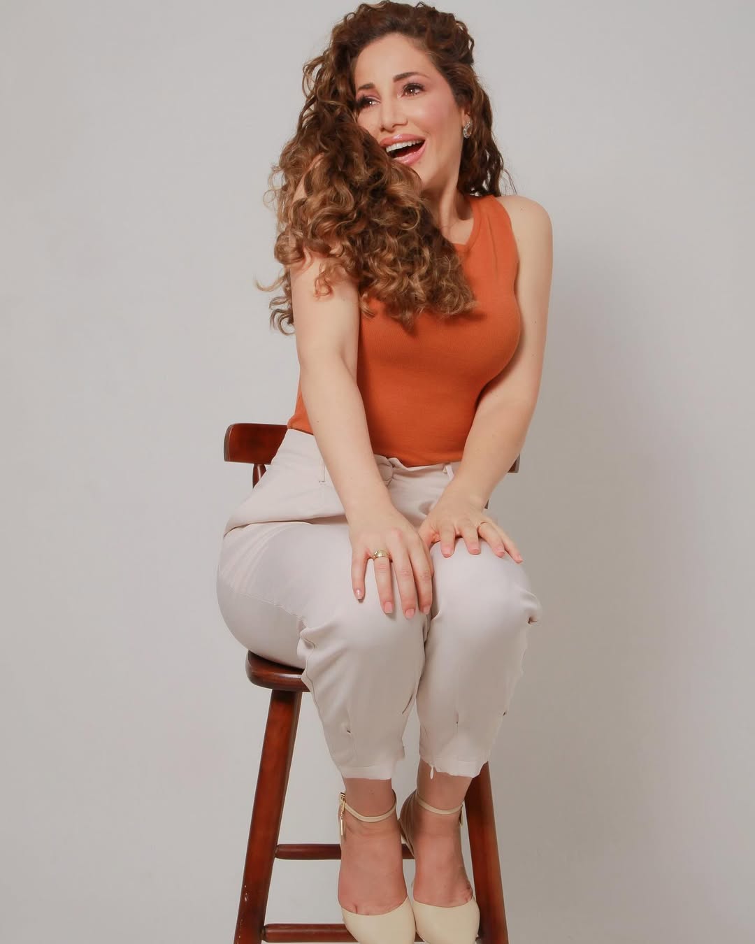Michelle Cristal sorrindo em um retrato profissional